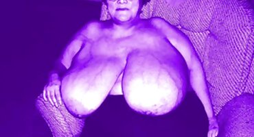 sex quần short Anh coi phim sex hàn quốc chàng ôm cô gái trong sự ngạc nhiên với đôi chân của mình và cums trên đôi chân của cô.